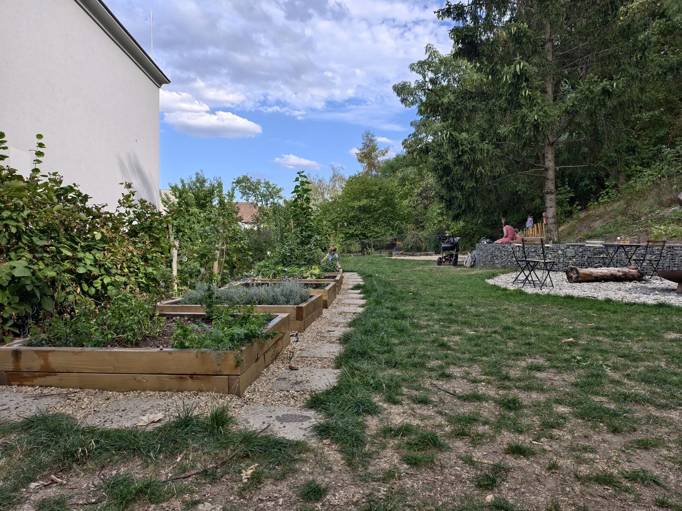 Garten von Elvinkovo mit spielenden Kindern